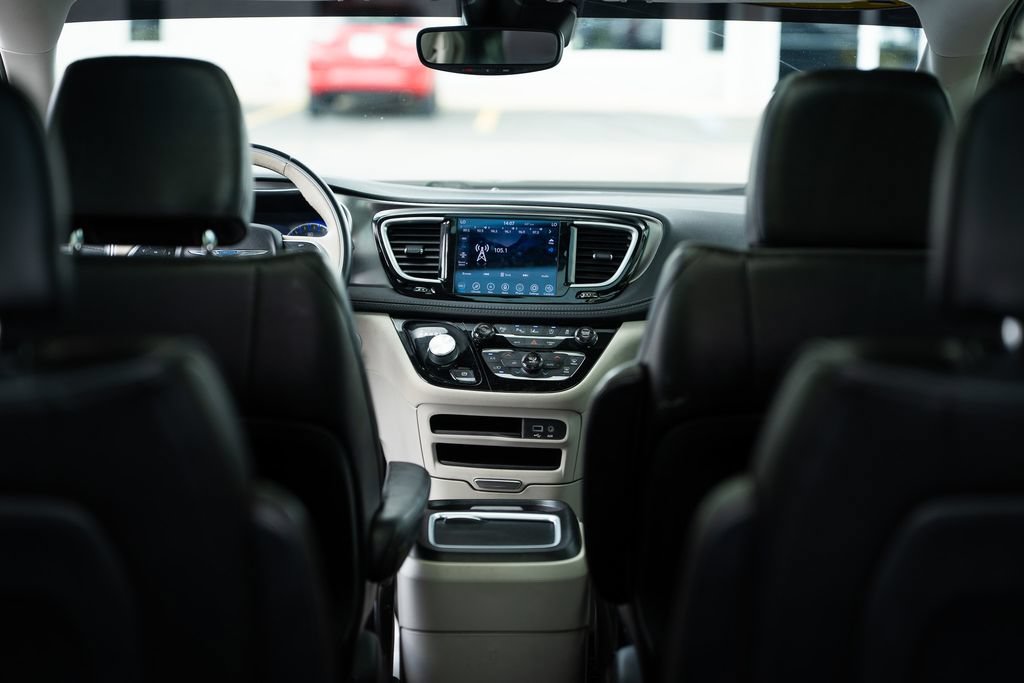 Used 2018 Chrysler Pacifica Limited w/ Tire & Wheel Group FWD image 23