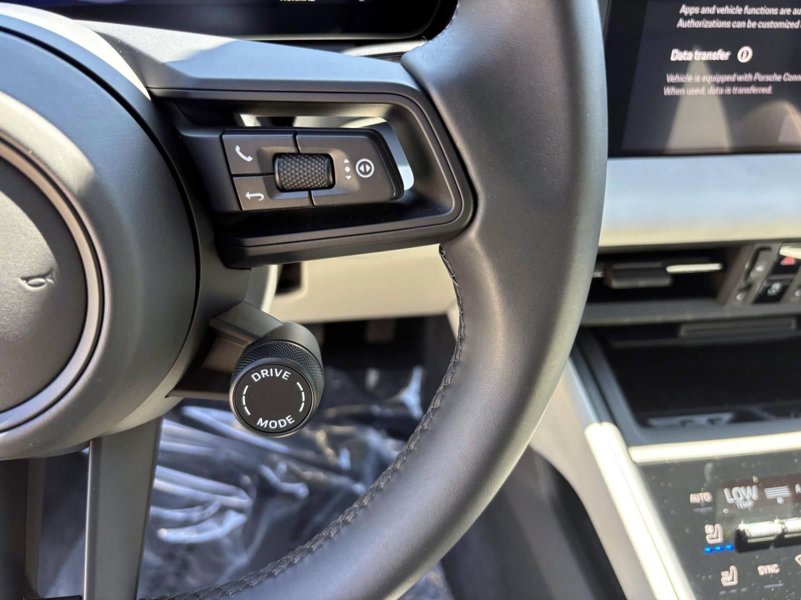 Certified 2025 Porsche Macan 4 Electric AWD/4WD image 28