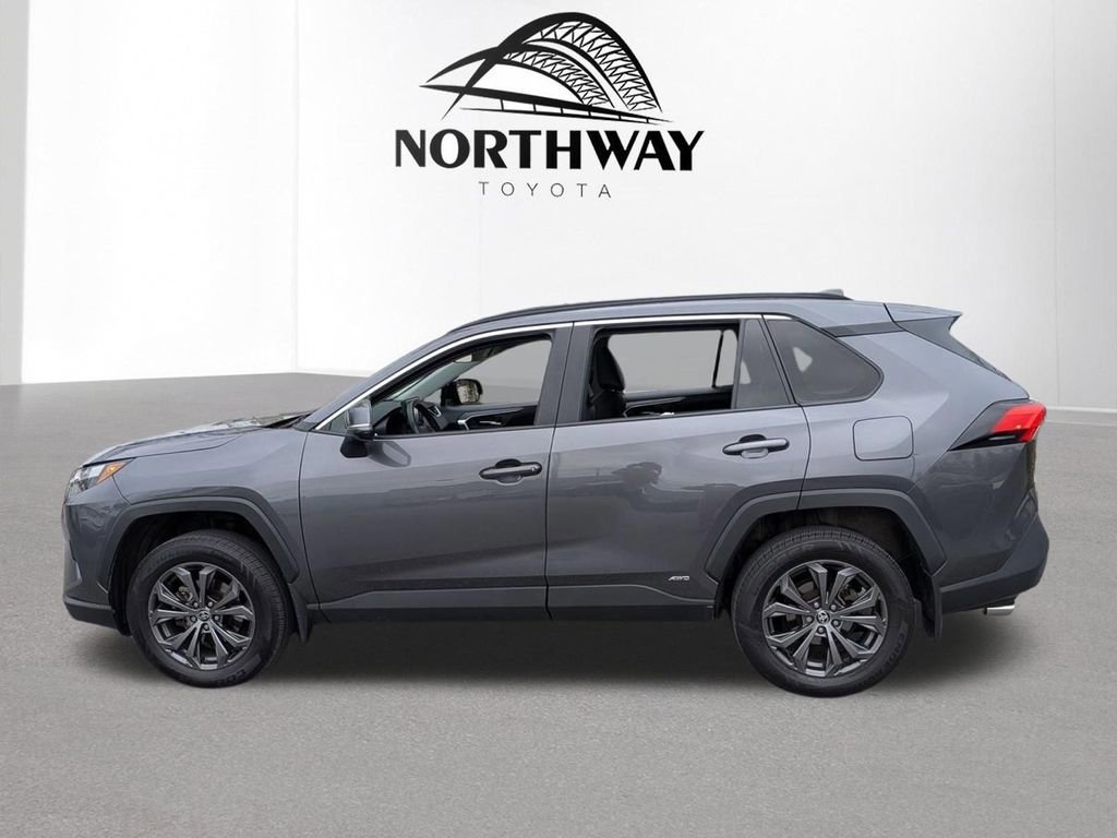 Used 2022 Toyota RAV4 XLE Premium AWD/4WD image 7