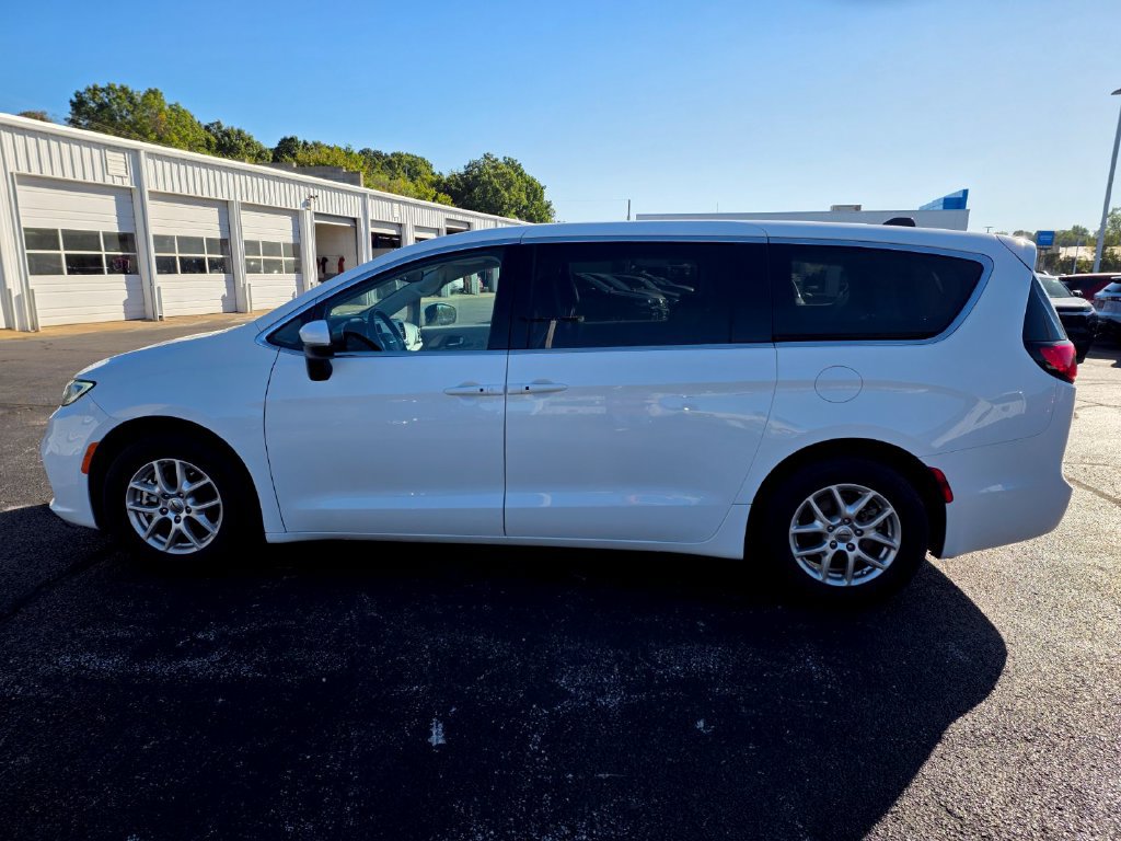 Used 2023 Chrysler Pacifica Touring-L FWD image 5