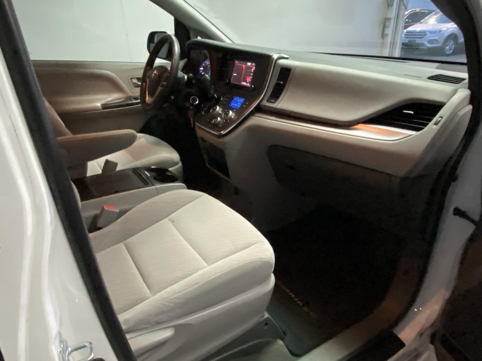 Used 2018 Toyota Sienna LE w/ Carpet Mat Package image 9