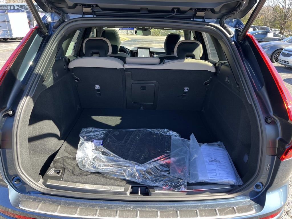 New 2026 Volvo XC60 B5 Plus w/ Climate Package image 12