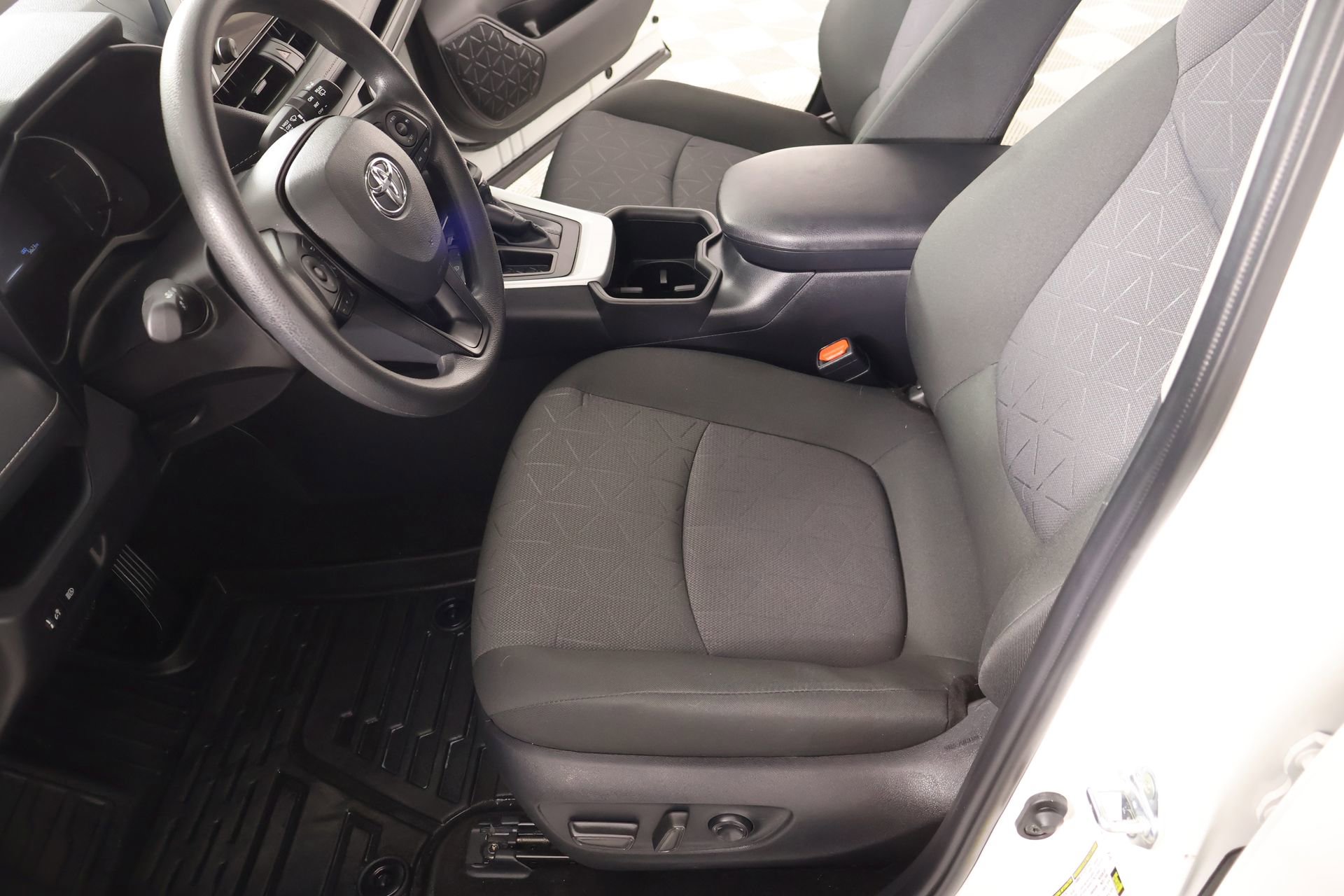 Used 2025 Toyota RAV4 XLE image 10