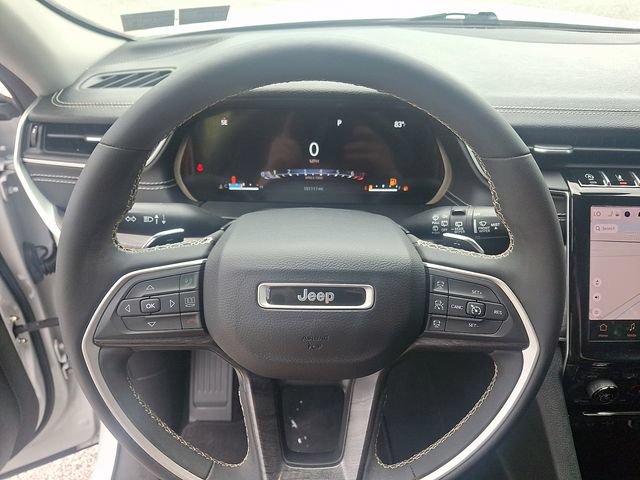 Used 2023 Jeep Grand Cherokee L Limited w/ Black Appearance Package AWD/4WD image 18