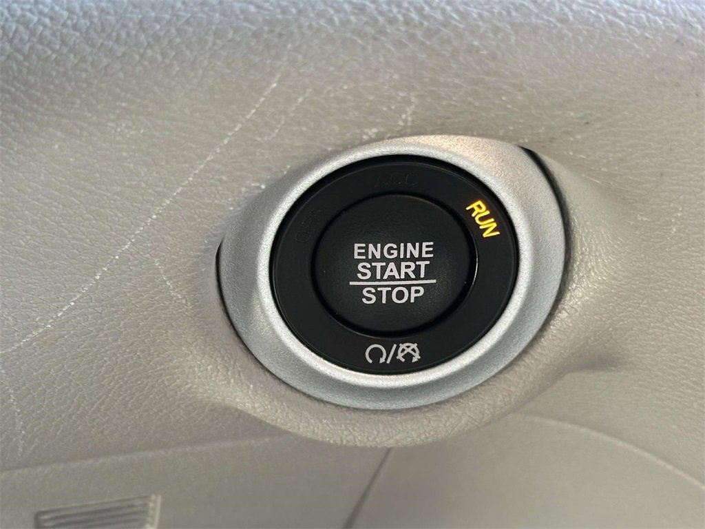 Used 2024 Chrysler Pacifica Touring-L image 8