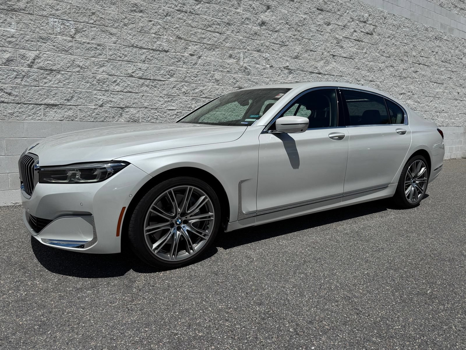 Used 2020 BMW 750i xDrive AWD/4WD image 1