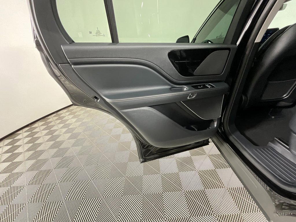 Used 2025 Lincoln Aviator AWD image 27