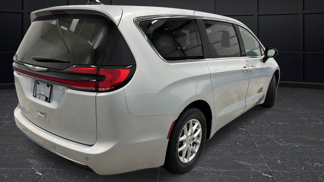 Used 2024 Chrysler Pacifica Touring-L FWD image 8