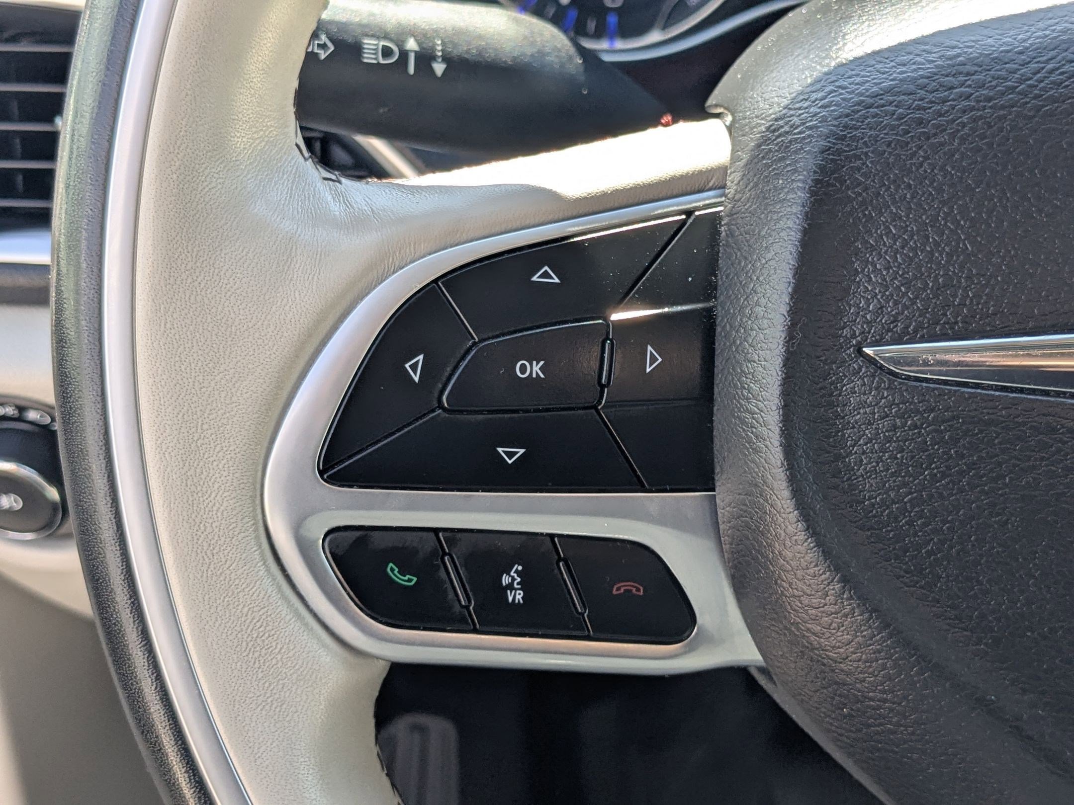 Used 2020 Chrysler Pacifica Limited w/ Advanced Safetytec Group FWD image 18