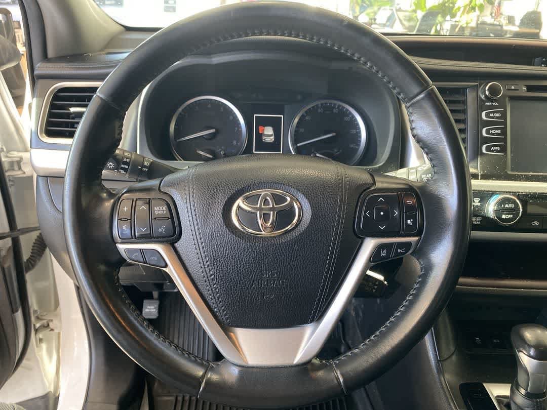 Used 2019 Toyota Highlander XLE AWD/4WD image 17