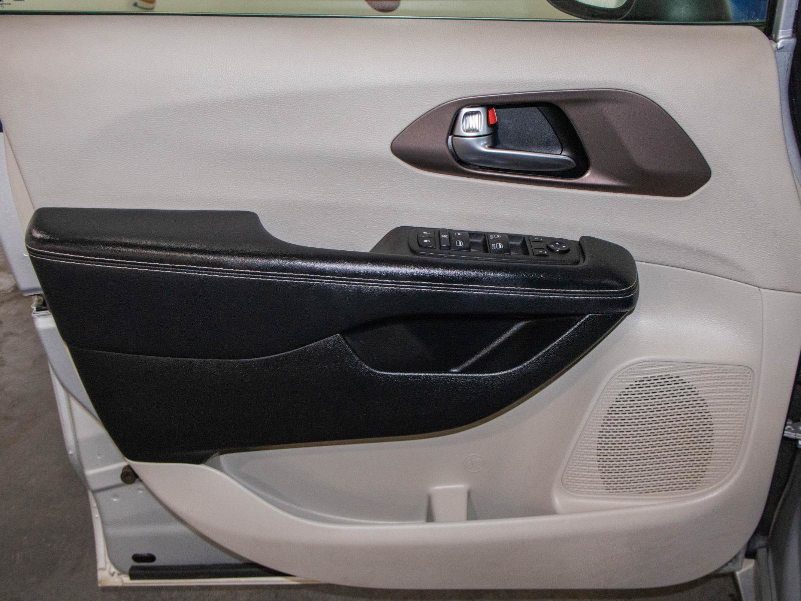 Used 2022 Chrysler Voyager LX FWD image 10