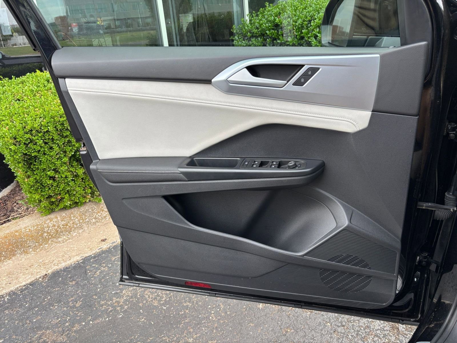 Used 2025 Volkswagen Taos SE FWD image 18