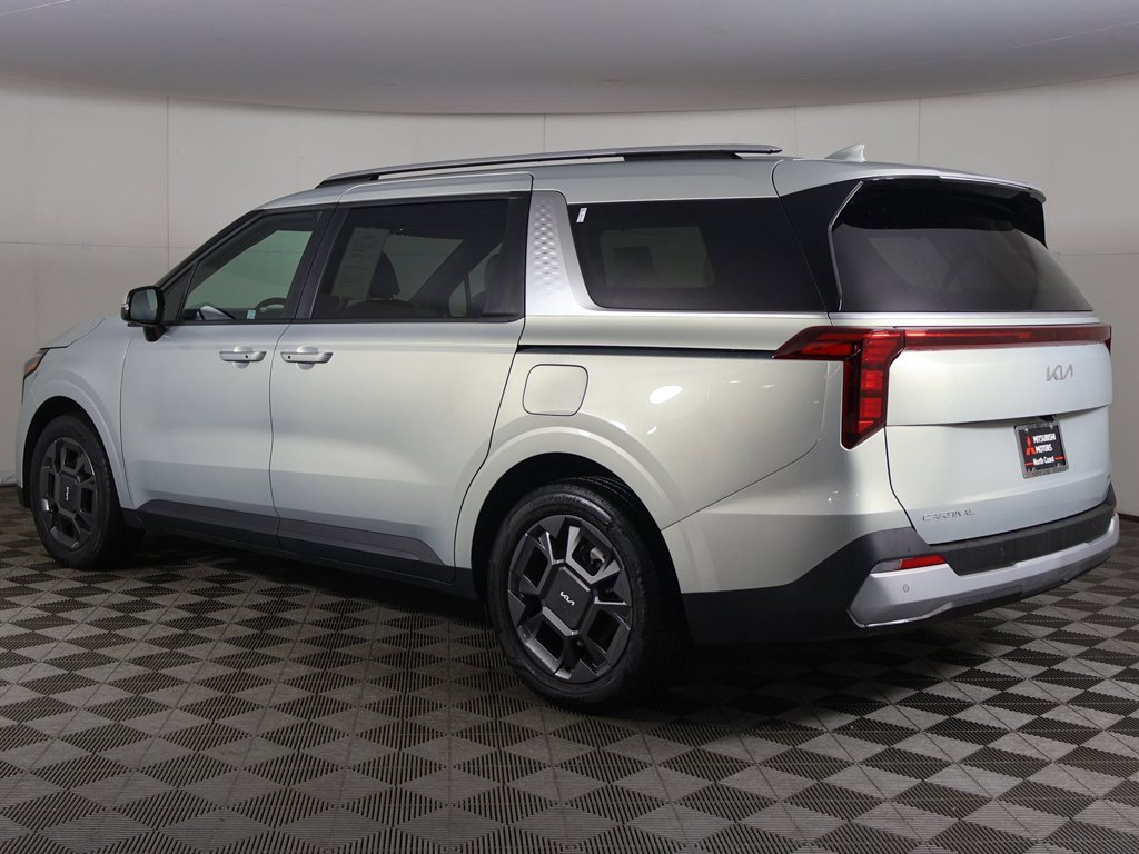 Used 2025 Kia Carnival EX image 10