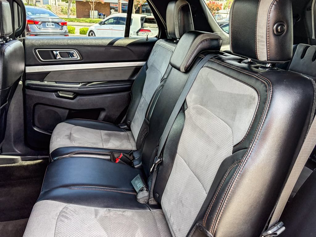 Used 2017 Ford Explorer XLT w/ Equipment Group 202A FWD image 39