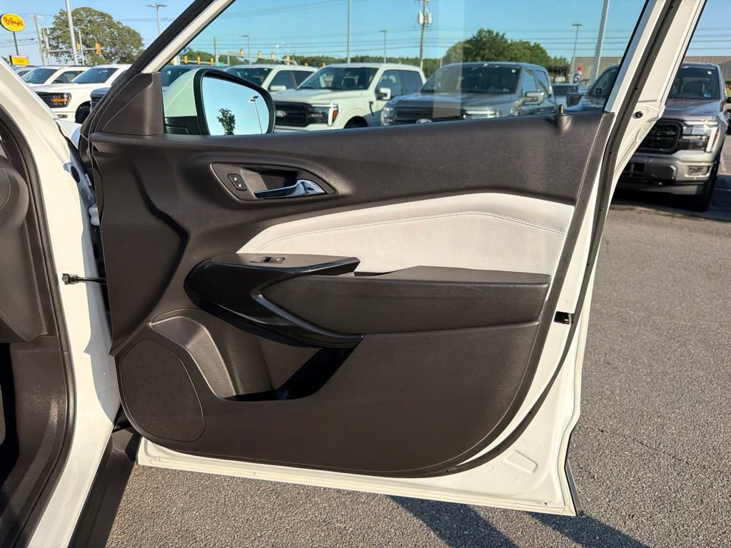 Used 2025 Chevrolet Trax LT FWD image 23