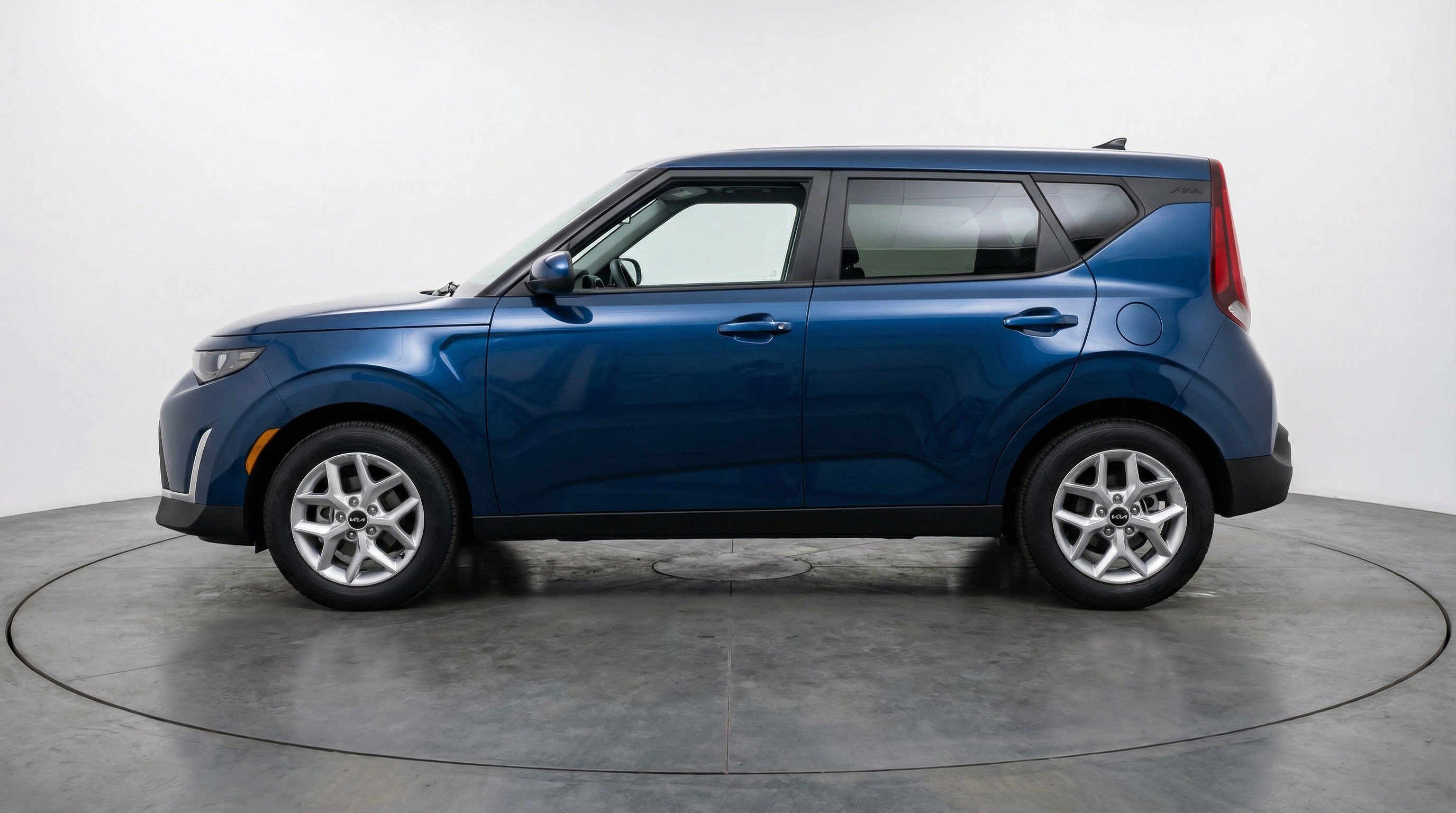 Used 2025 Kia Soul LX w/ LX Technology Package FWD image 5