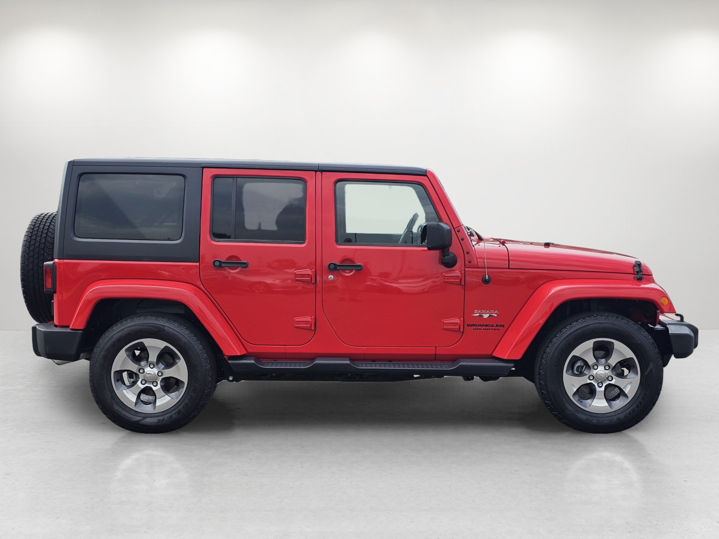Used 2017 Jeep Wrangler Unlimited Sahara w/ Connectivity Group AWD/4WD image 4