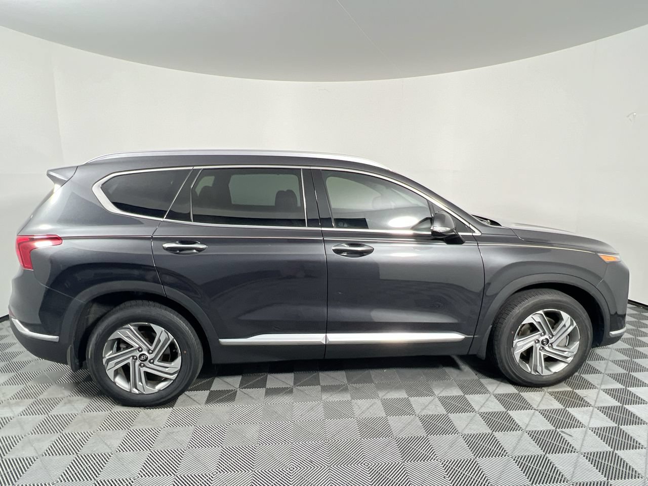 Used 2021 Hyundai Santa Fe SEL w/ Convenience + Premium Package FWD image 2