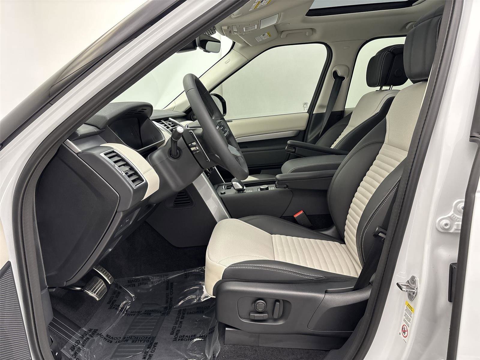 Used 2025 Land Rover Discovery Dynamic SE AWD/4WD image 25