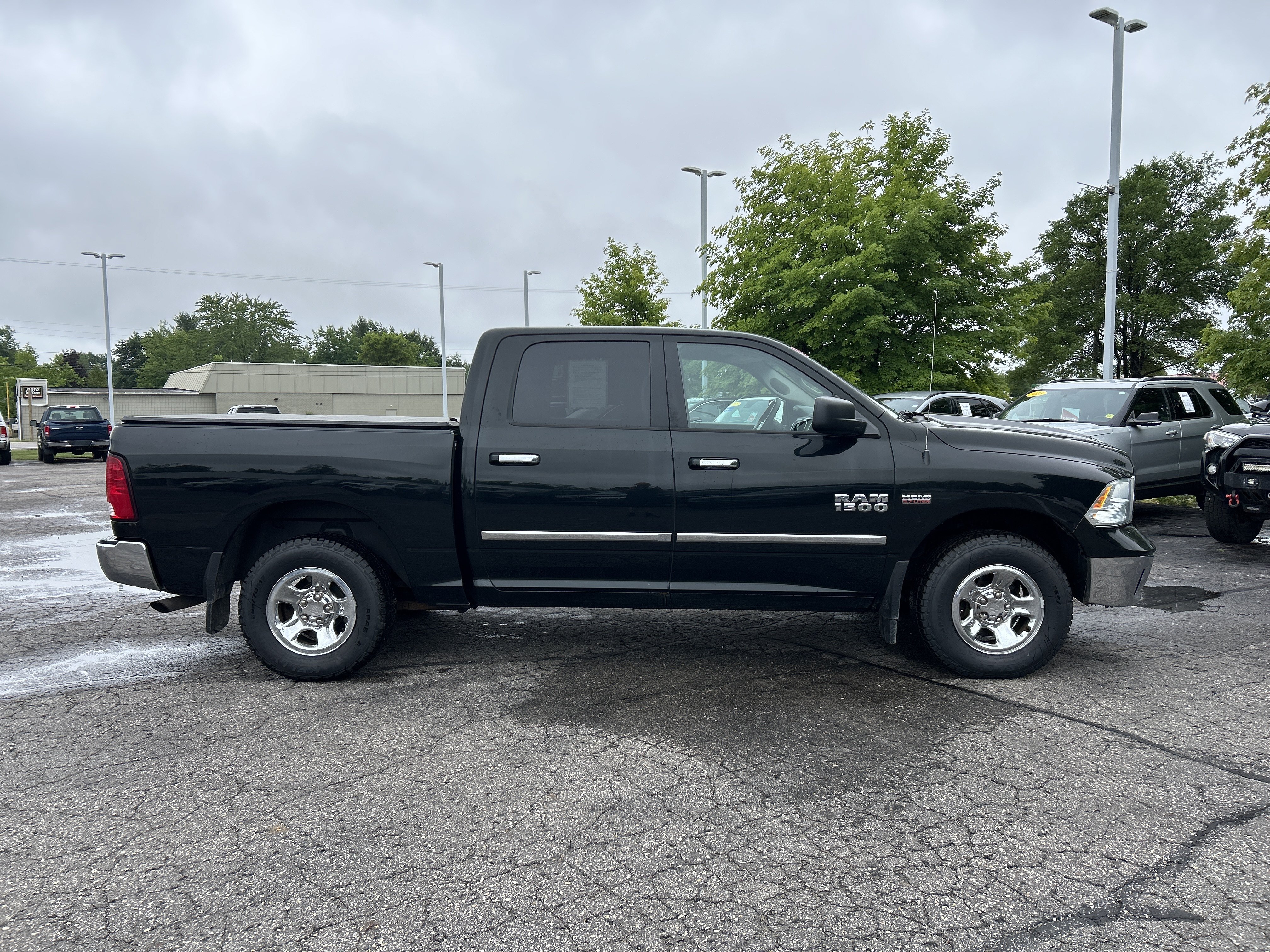 Used 2017 RAM 1500 Classic SLT AWD/4WD image 2