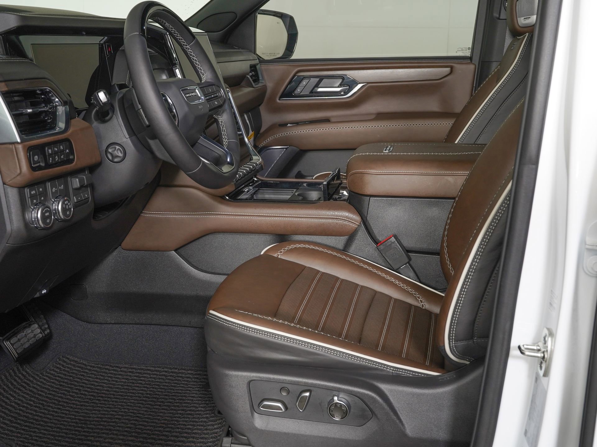 Used 2026 GMC Yukon Denali Ultimate AWD/4WD image 16