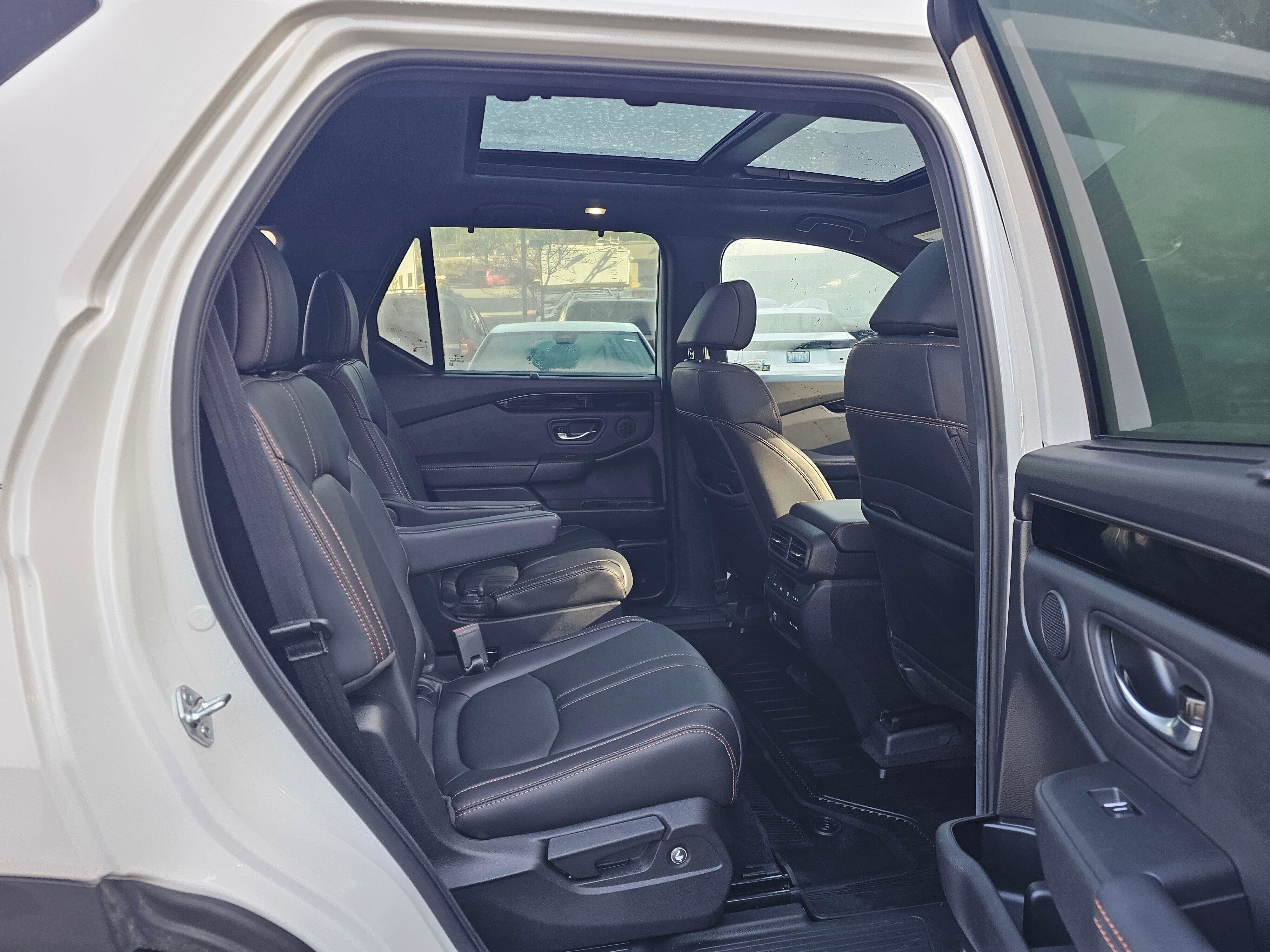 Used 2025 Honda Pilot TrailSport image 11