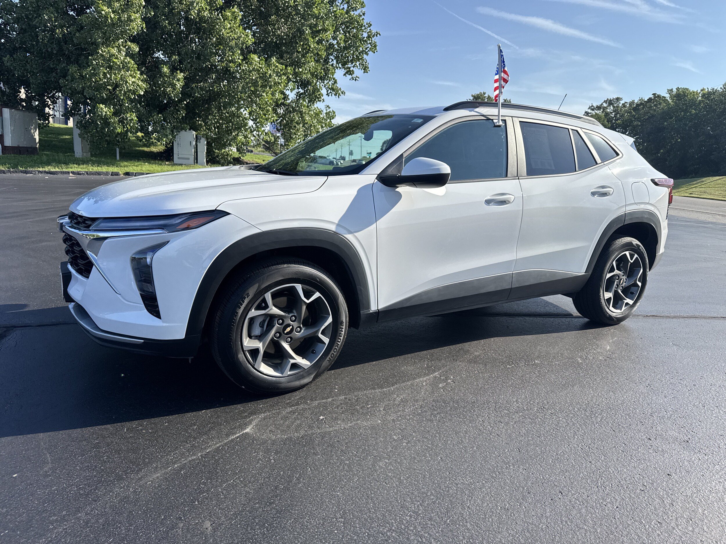 Used 2025 Chevrolet Trax LT FWD image 2