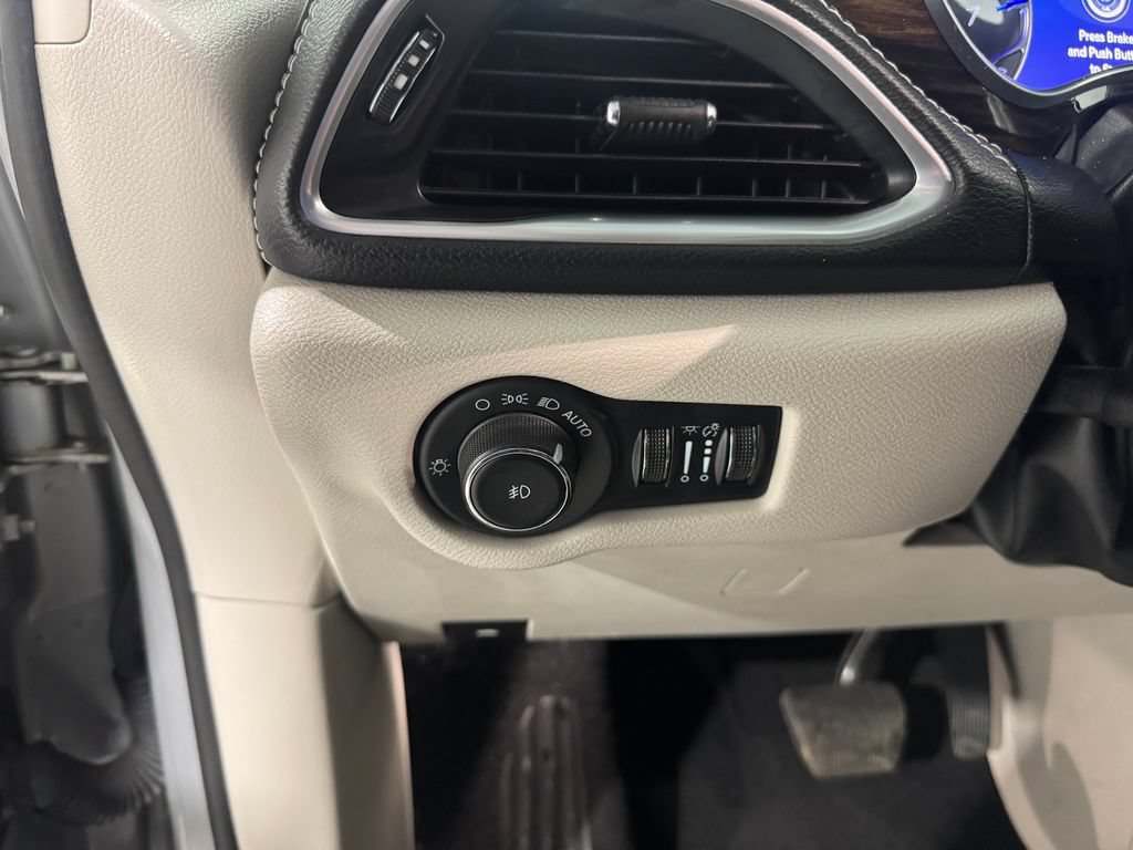 Used 2024 Chrysler Pacifica Limited FWD image 38