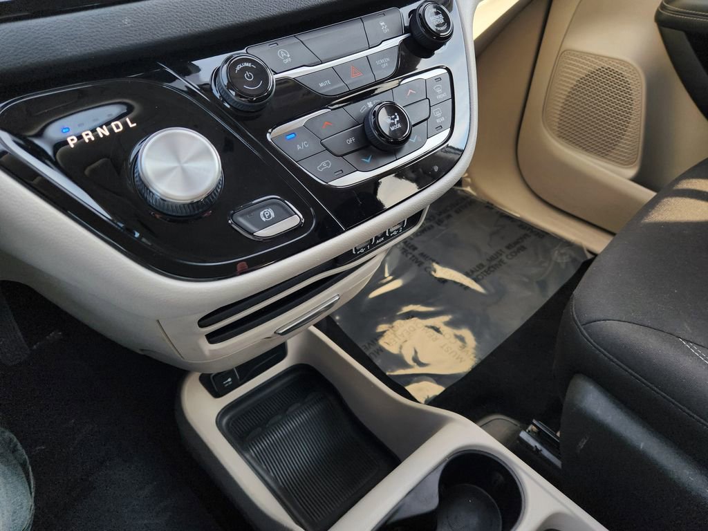 Used 2023 Chrysler Voyager LX image 21
