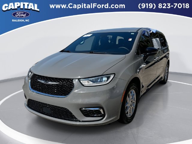 Used 2025 Chrysler Pacifica Select