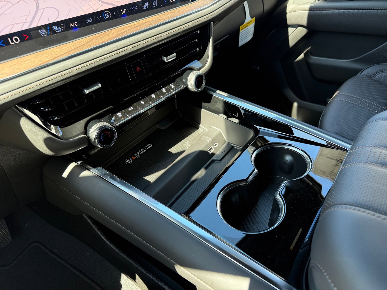 New 2025 Chevrolet Suburban High Country w/ Sun And Tow Package RWD image 13