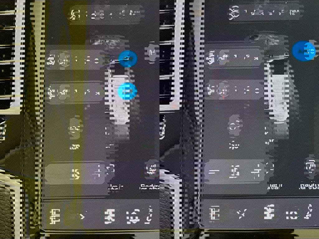 Certified 2025 Volvo XC90 B6 Plus image 20