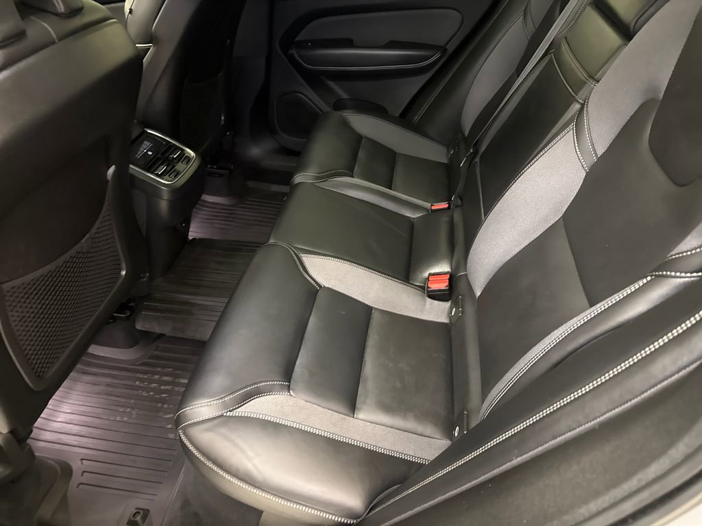 Used 2022 Volvo XC60 B5 R-Design w/ Protection Package Premier image 17