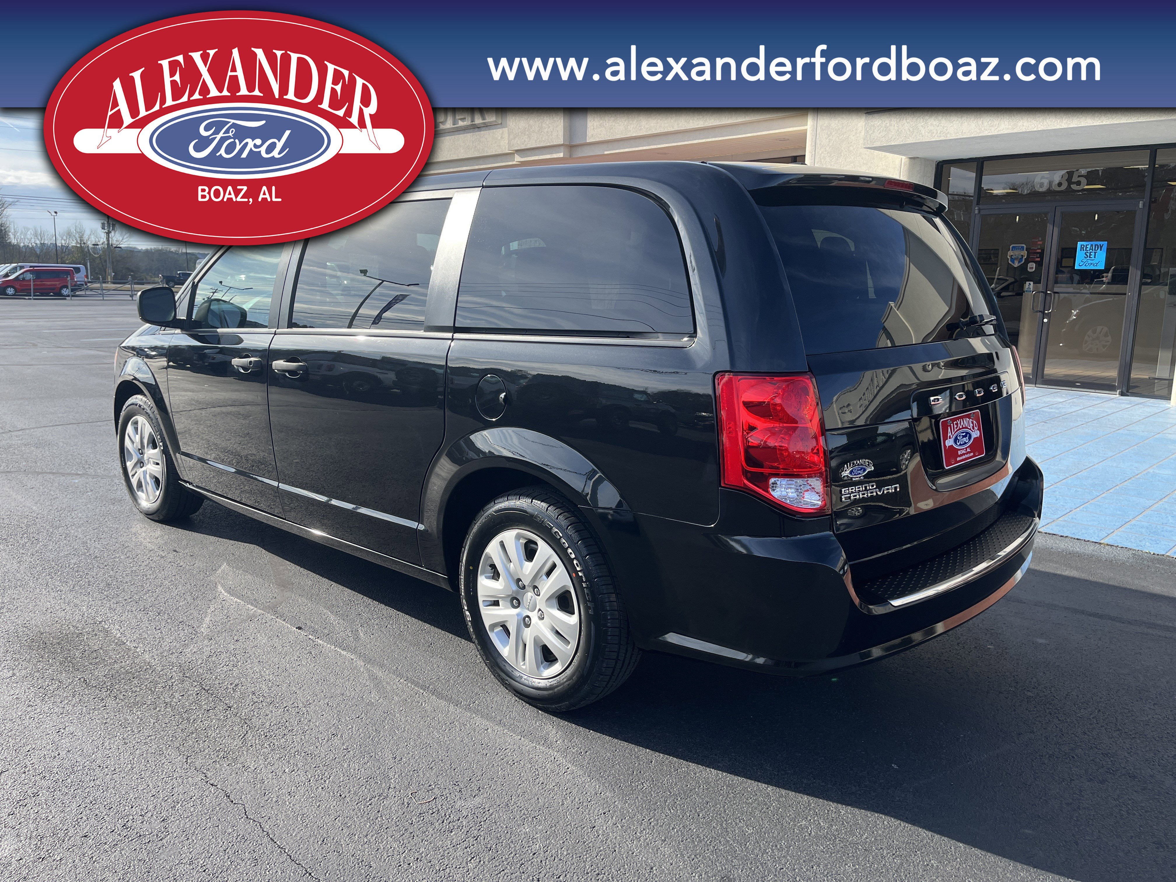 Used 2020 Dodge Grand Caravan SE w/ UConnect Hands-Free Group image 2