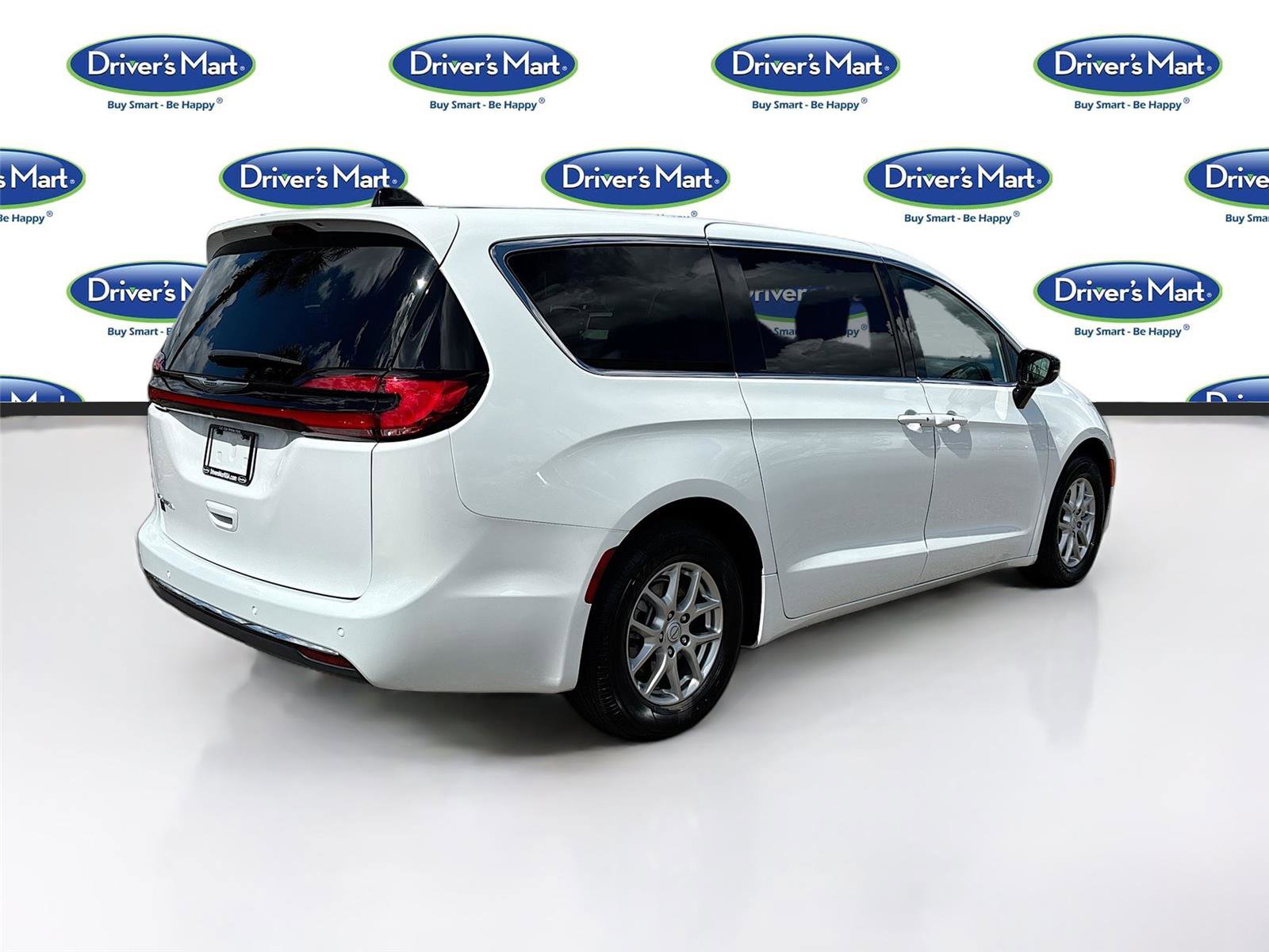 Used 2025 Chrysler Pacifica Select FWD image 7