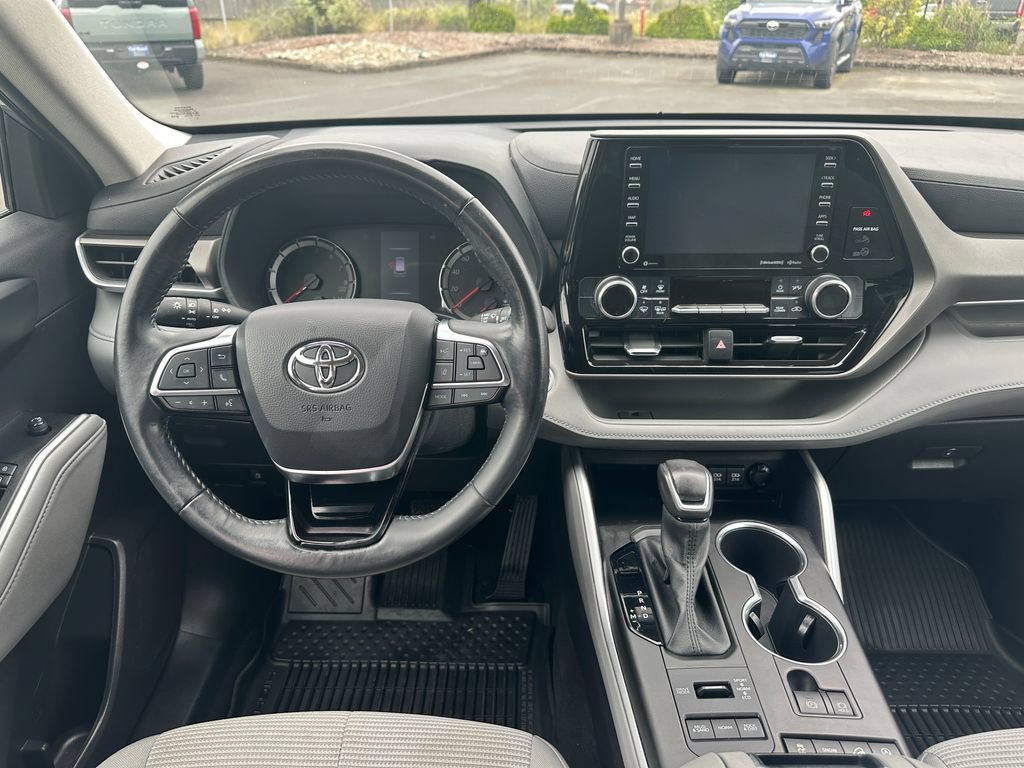 Used 2021 Toyota Highlander LE AWD/4WD image 15