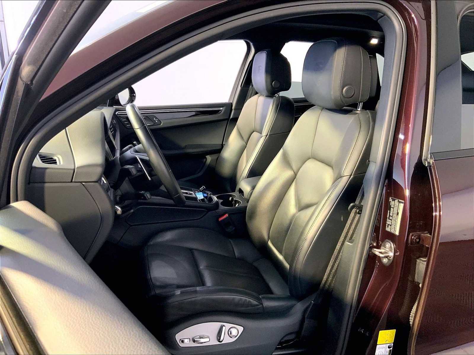 Certified 2023 Porsche Macan image 5