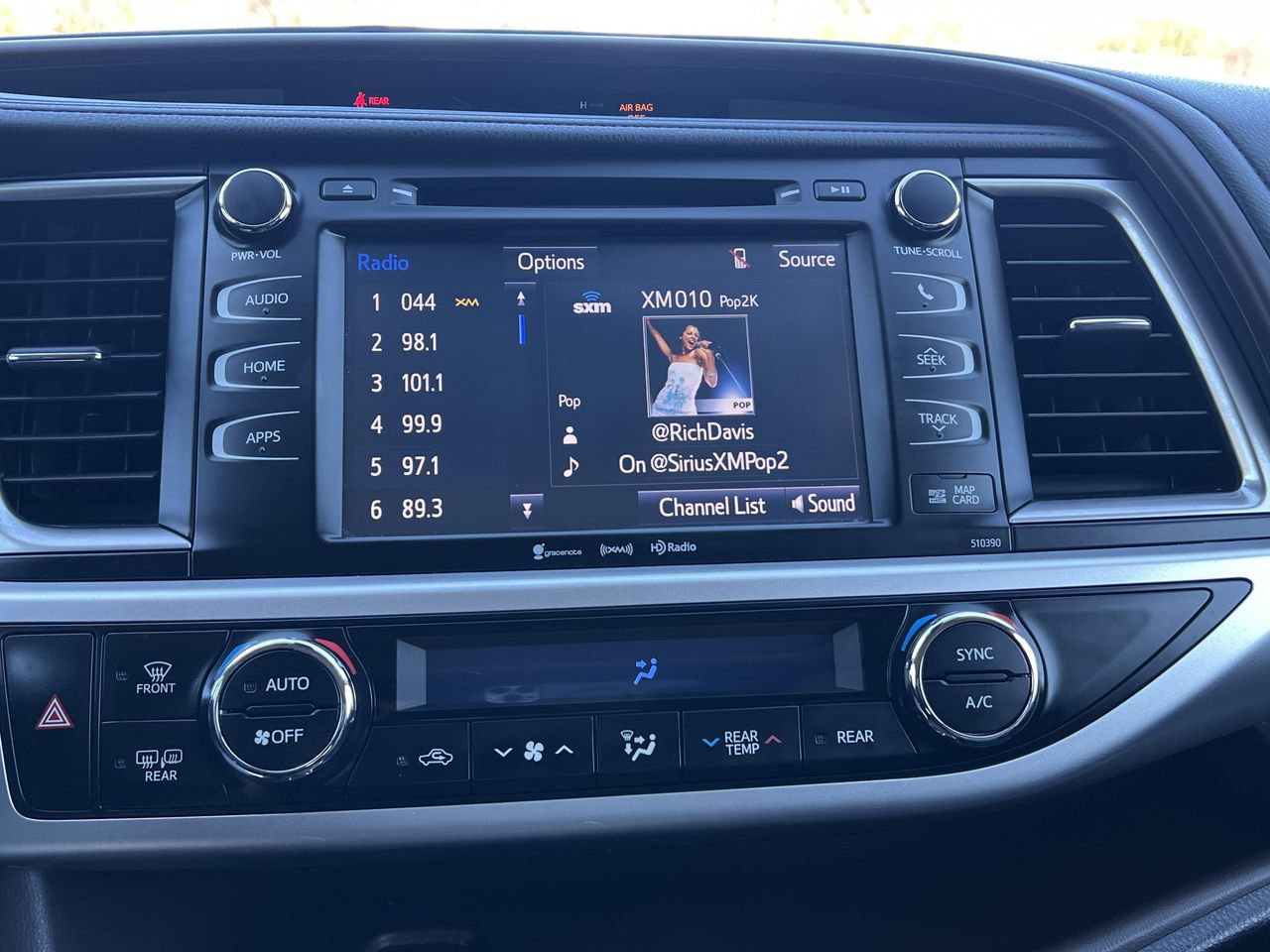 Used 2019 Toyota Highlander XLE image 6