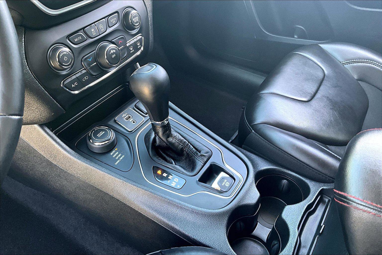 Used 2019 Jeep Cherokee Latitude Plus image 16