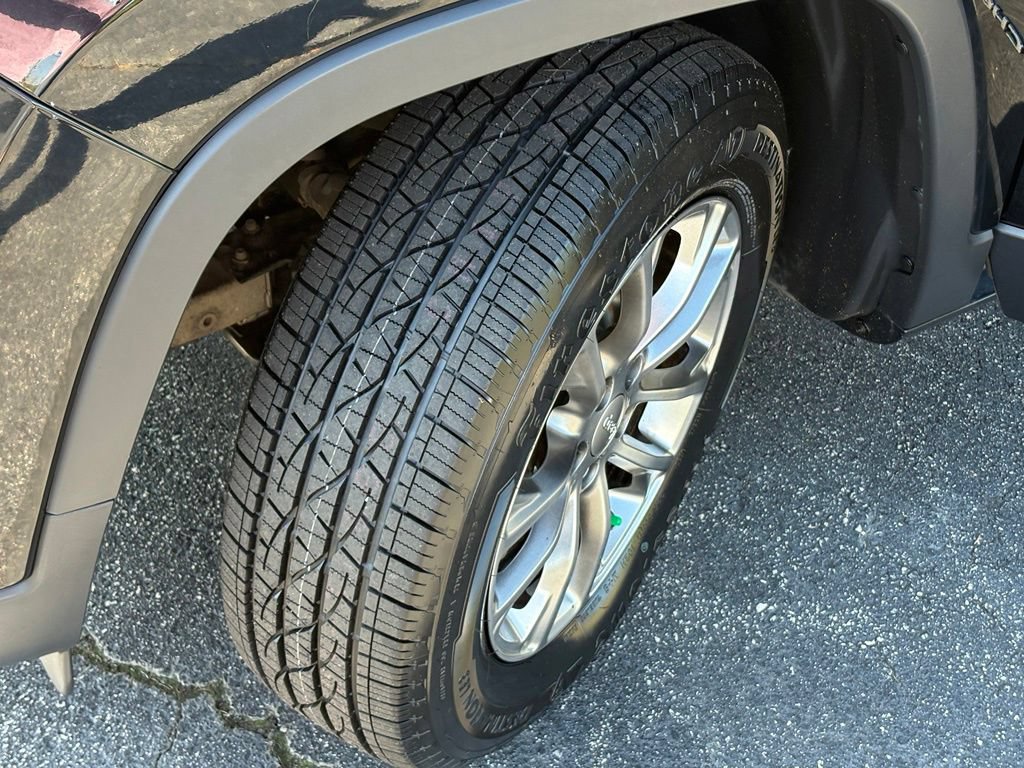 Used 2019 Jeep Cherokee Latitude Plus w/ Cold Weather Group AWD/4WD image 30