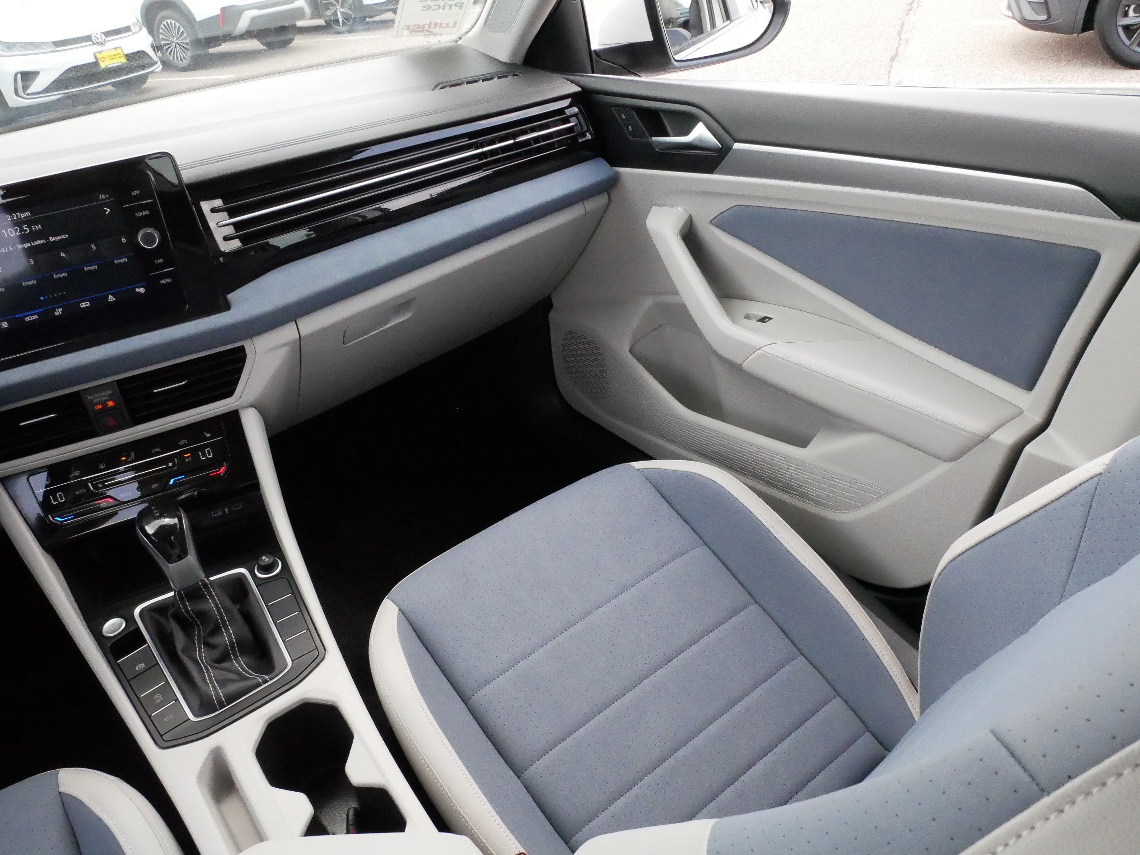 Used 2025 Volkswagen Jetta SE w/ Sunroof Package FWD image 11