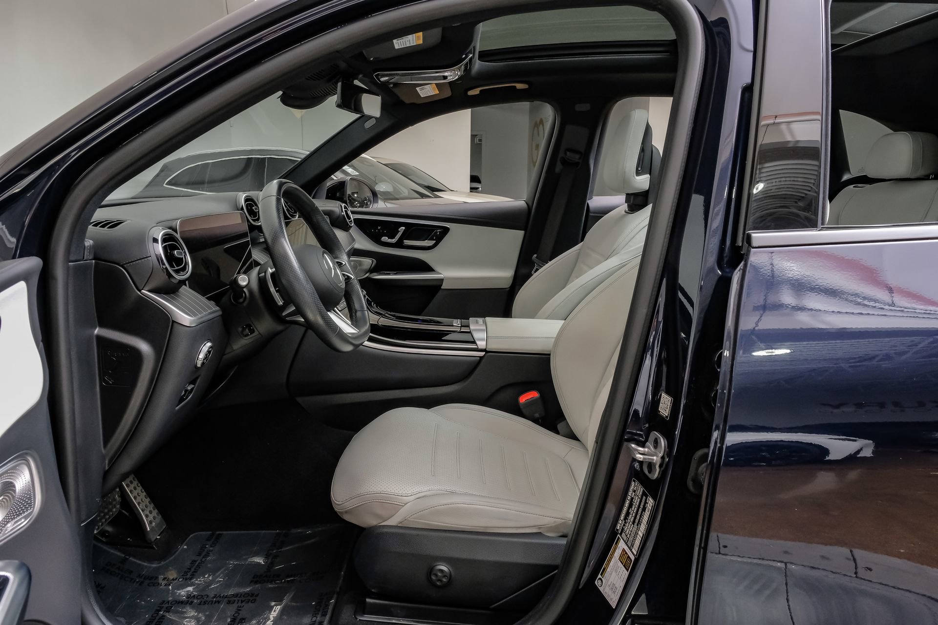 Used 2024 Mercedes-Benz GLC 300 4MATIC w/ AMG Line image 4