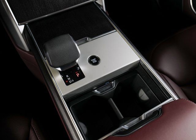 New 2025 Land Rover Range Rover SE image 13