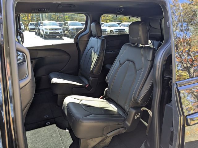 Certified 2020 Chrysler Pacifica Touring-L w/ Advanced Safetytec Group image 21