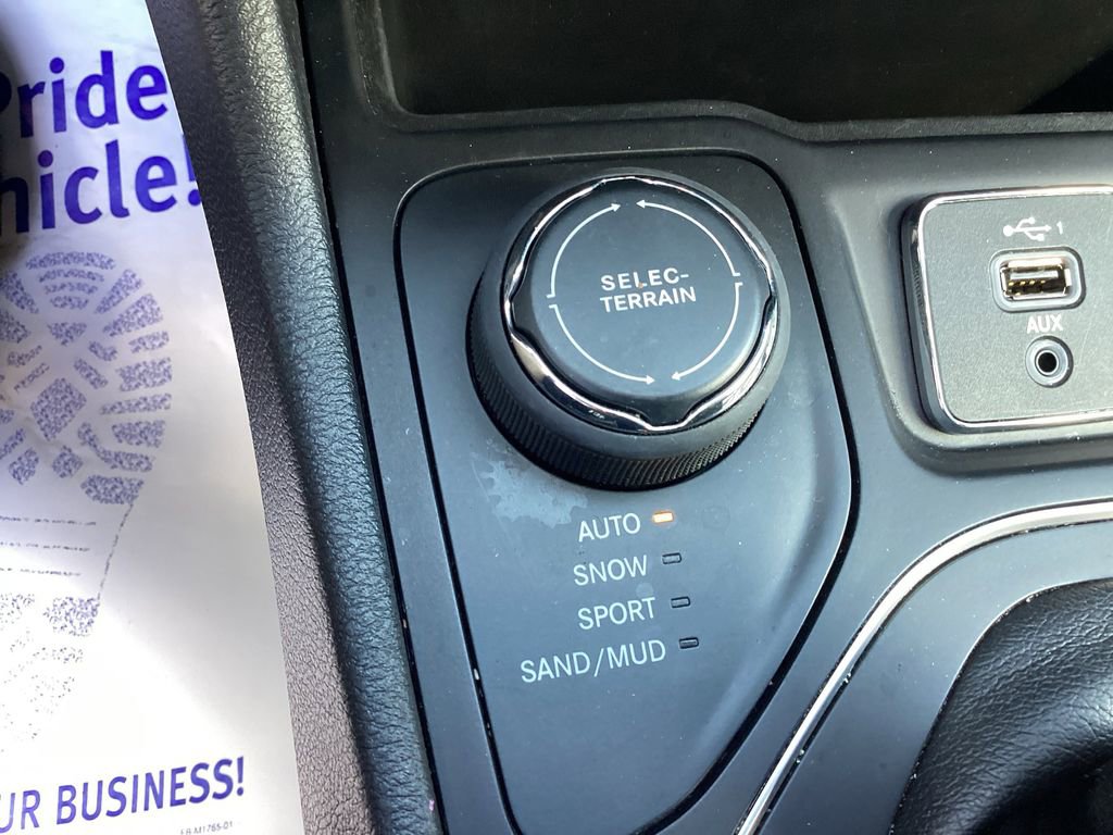 Used 2019 Jeep Cherokee Latitude Plus w/ Cold Weather Group AWD/4WD image 39