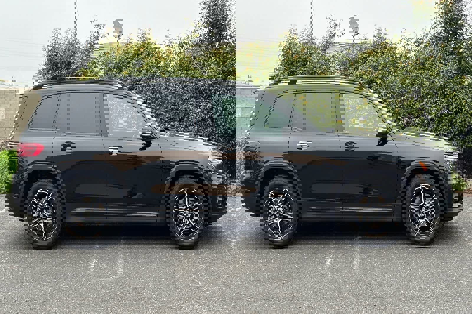 New 2026 Mercedes-Benz GLB 250 image 2