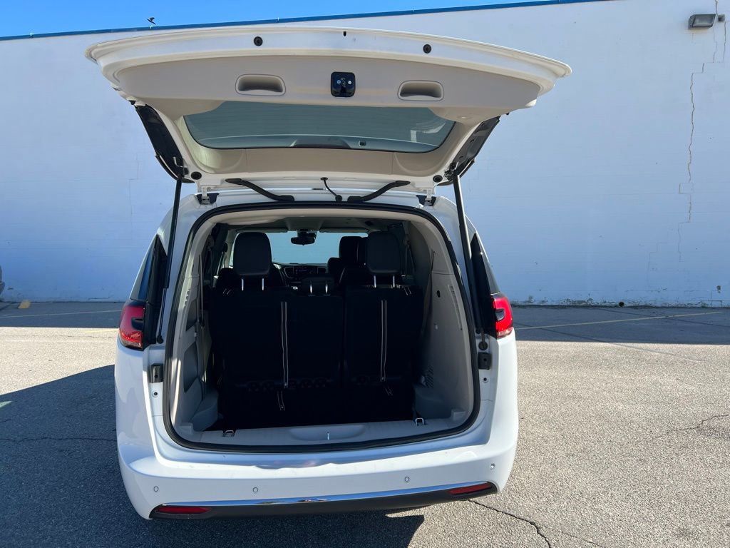 Used 2024 Chrysler Pacifica Touring-L image 20
