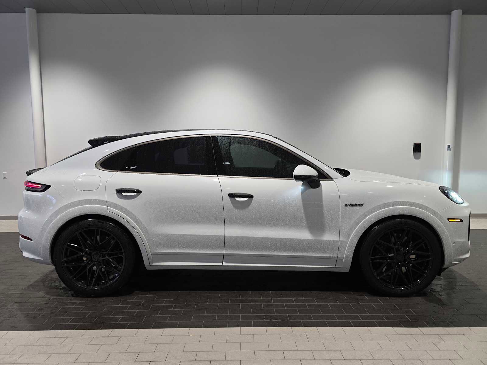 Used 2025 Porsche Cayenne Turbo AWD/4WD image 9