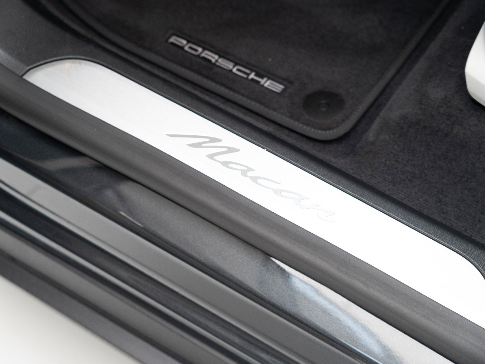 Certified 2025 Porsche Macan Electric image 15