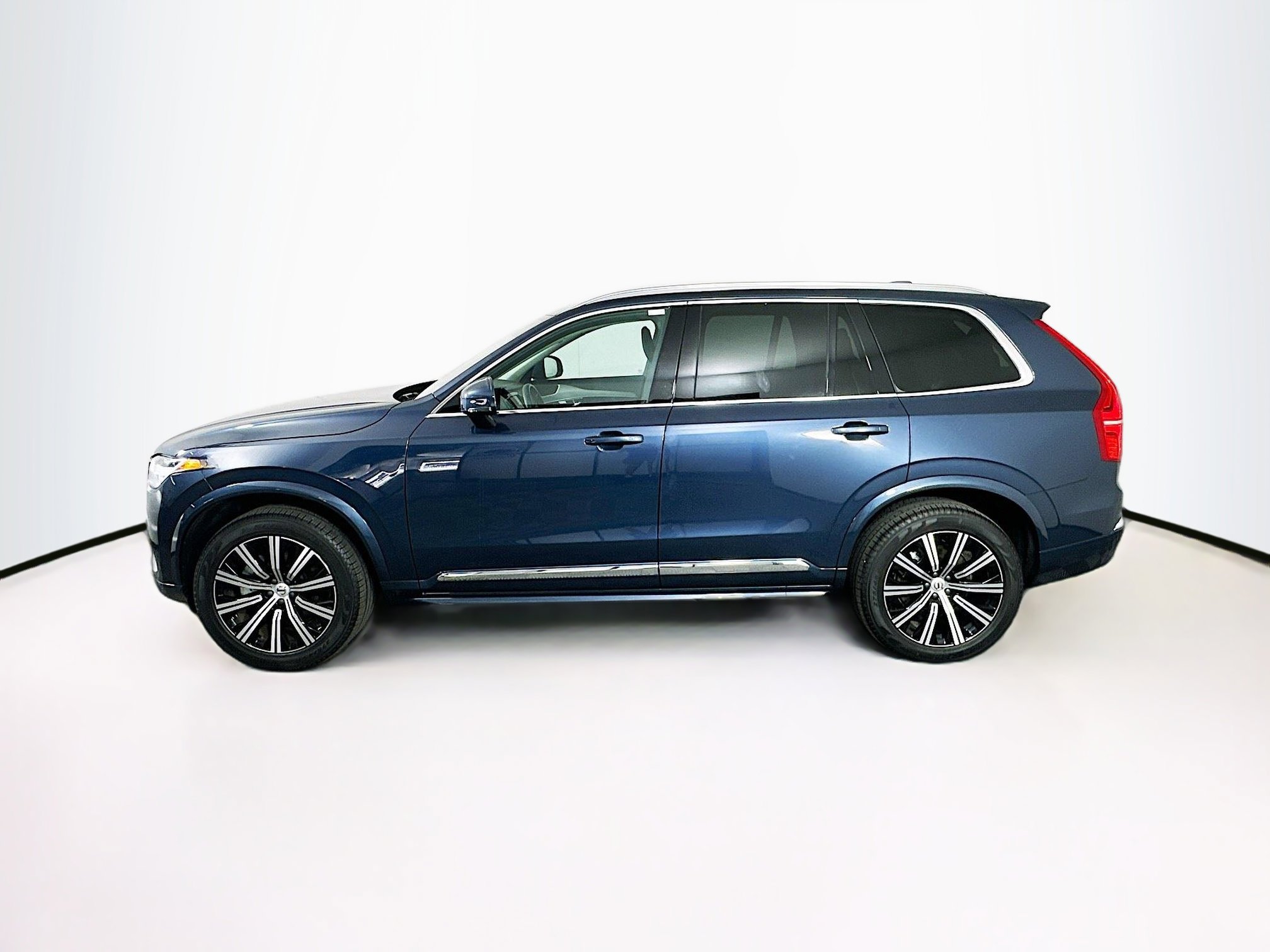 Used 2025 Volvo XC90 B5 Core image 4
